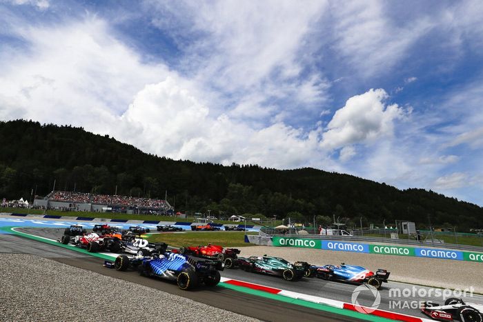 Nicholas Latifi, Williams FW43B, Carlos Sainz Jr., Ferrari SF21, Sebastian Vettel, Aston Martin AMR21, y Esteban Ocon, Alpine A521