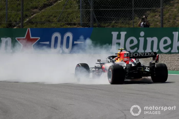 Sergio Pérez, Red Bull Racing RB16B hace un trompo durante la clasificación