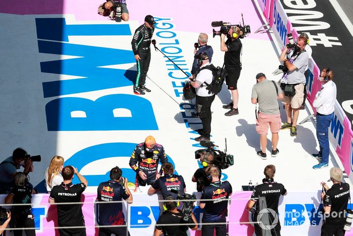 Valtteri Bottas, de Mercedes, es entrevistado tras la clasificación