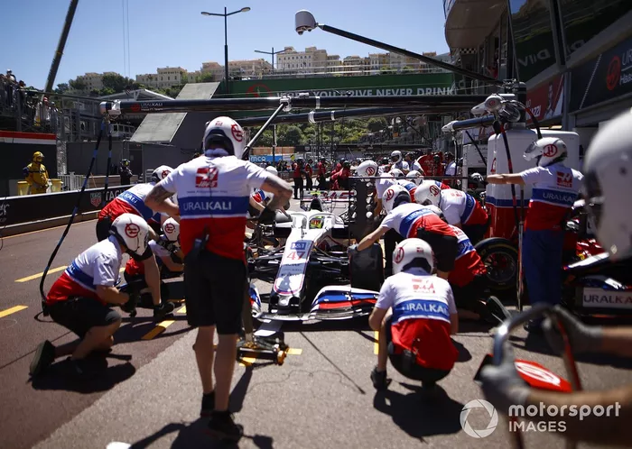Mick Schumacher, Haas VF-21, en pits