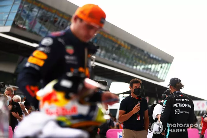 Lewis Hamilton, Mercedes, 2ª posición, es entrevistado en Parc Ferme