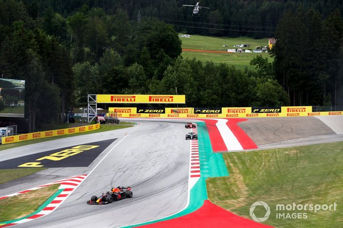 Max Verstappen, Red Bull Racing RB16B, Lance Stroll, Aston Martin AMR21, Carlos Sainz Jr., Ferrari SF21