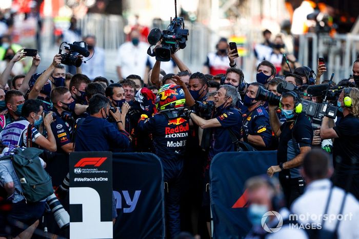 Ganador Sergio Pérez, Red Bull Racing, celebra en Parc Ferme con el equipo