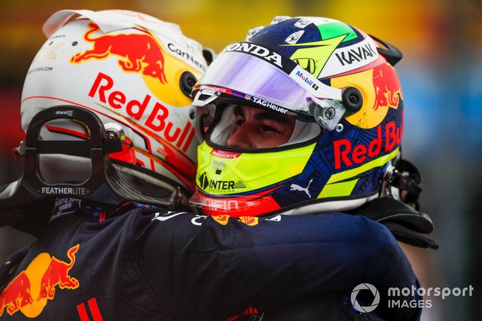 Ganador Max Verstappen, Red Bull Racing, tercer lugar Sergio Pérez, Red Bull Racing