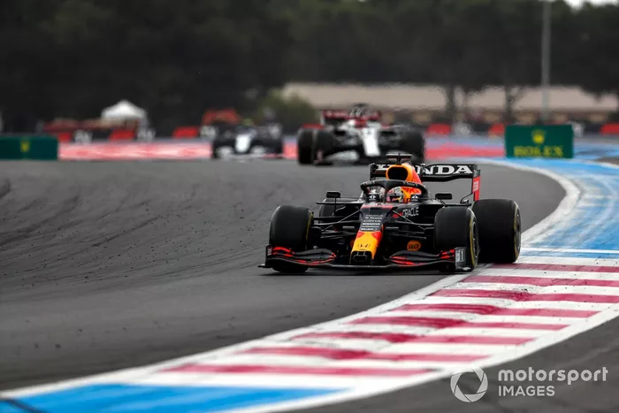 Max Verstappen, Red Bull Racing RB16B, Kimi Raikkonen, Alfa Romeo Racing C41