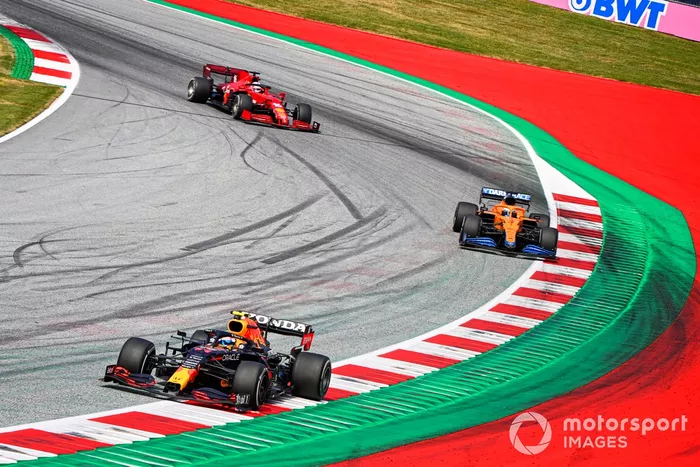Sergio Pérez, Red Bull Racing RB16B, leadsDaniel Ricciardo, McLaren MCL35M, Charles Leclerc, Ferrari SF21