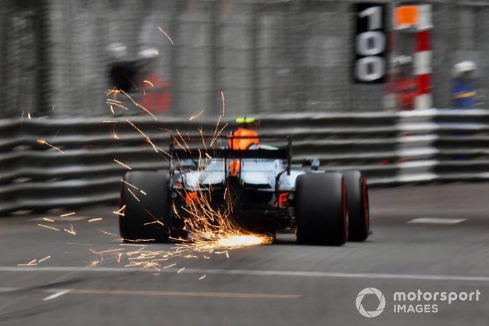 scintille dall'auto di Daniel Ricciardo, McLaren MCL35M