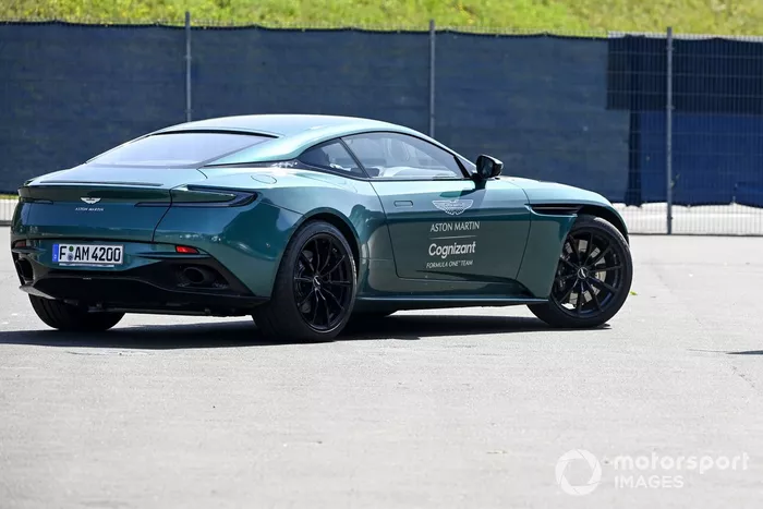Sebastian Vettel, Aston Martin llega al circuito en un Aston Martin Vantage