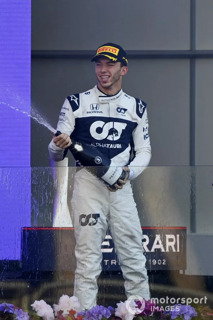 Podio: segundo lugar Sebastian Vettel, Aston Martin, tercer lugar Pierre Gasly, AlphaTauri