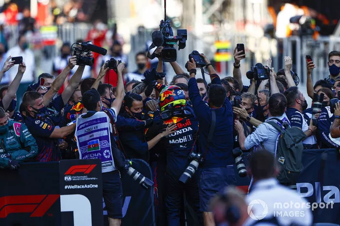 Ganador Sergio Pérez, Red Bull Racing, celebra en Parc Ferme