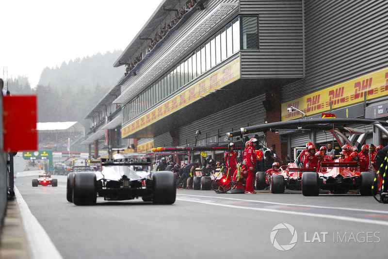 Kimi Raikkonen, Ferrari SF71H, et Sebastian Vettel, Ferrari SF71H, s'arrêtent au stand