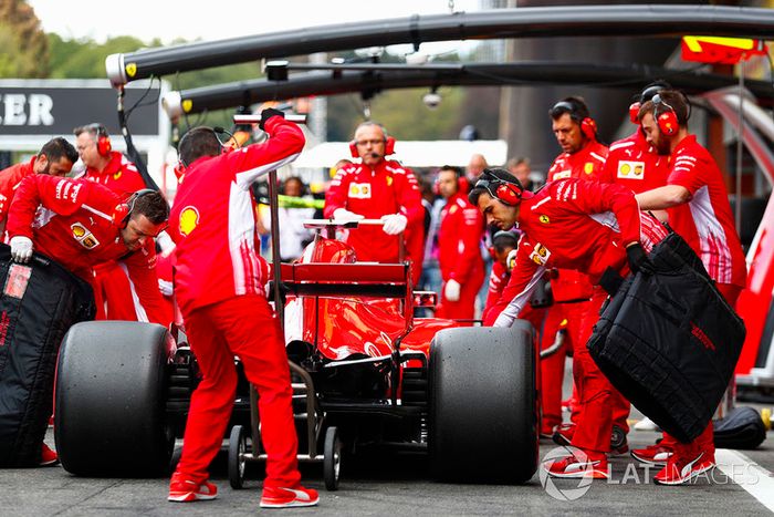 Kimi Raikkonen, Ferrari SF71H, makes a pit stop