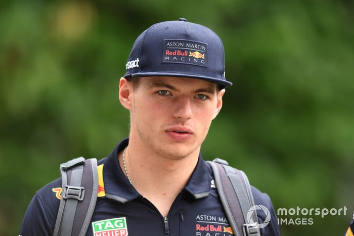 Apesar da corrida noturna, os pilotos mantêm o fuso horário europeu, o que significa que muitos deles levantam às 13h, o almoço é servido às 19h e o jantar à 1h, com o competidor voltando a dormir às 5h.