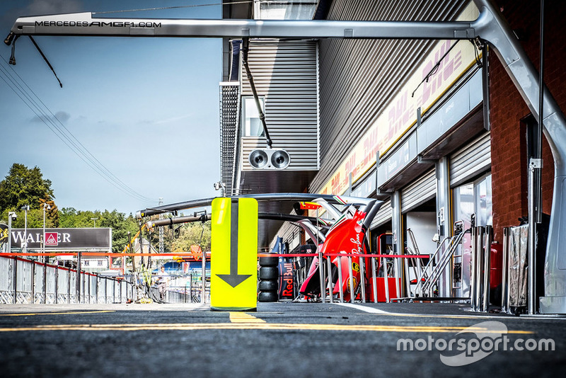 Pitlane atmosphere