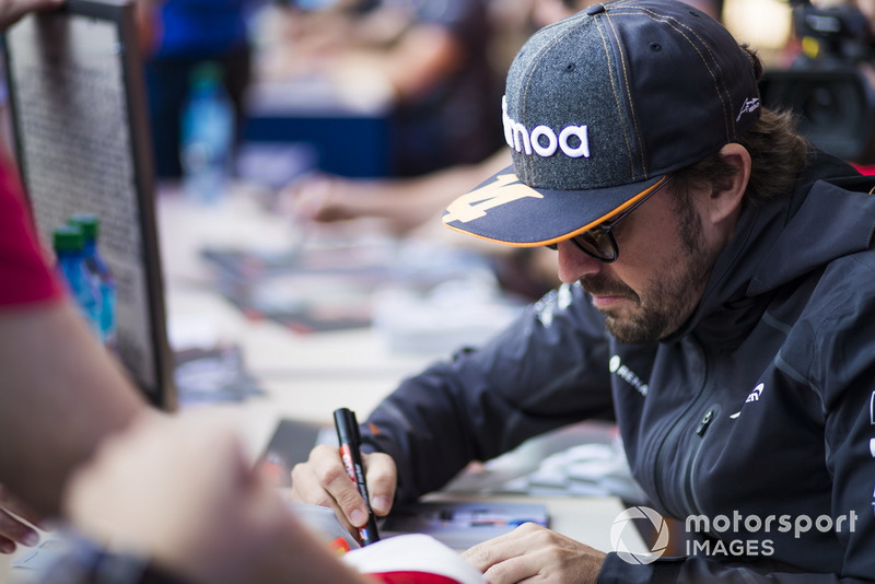 Fernando Alonso, McLaren firma autógrafos