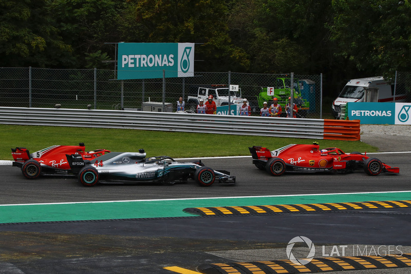 Sebastian Vettel, Ferrari SF71H y Lewis Hamilton, Mercedes AMG F1 W09 se tocan