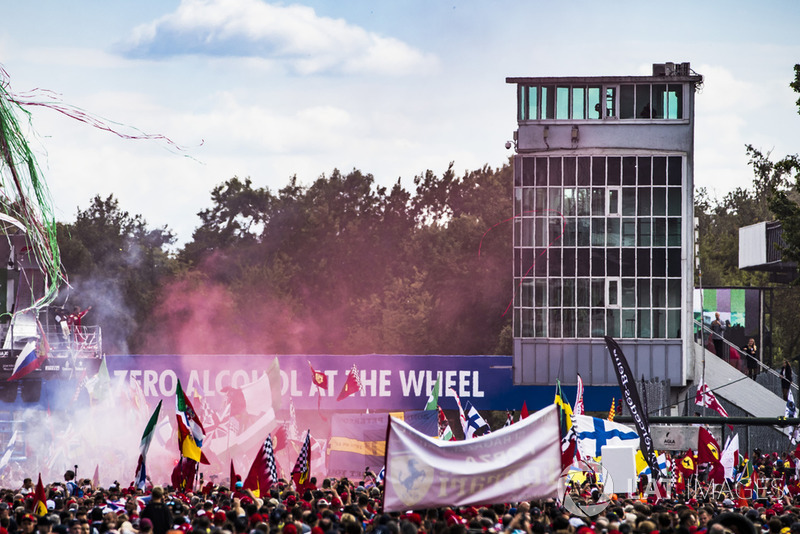 El público ante el podio de Monza