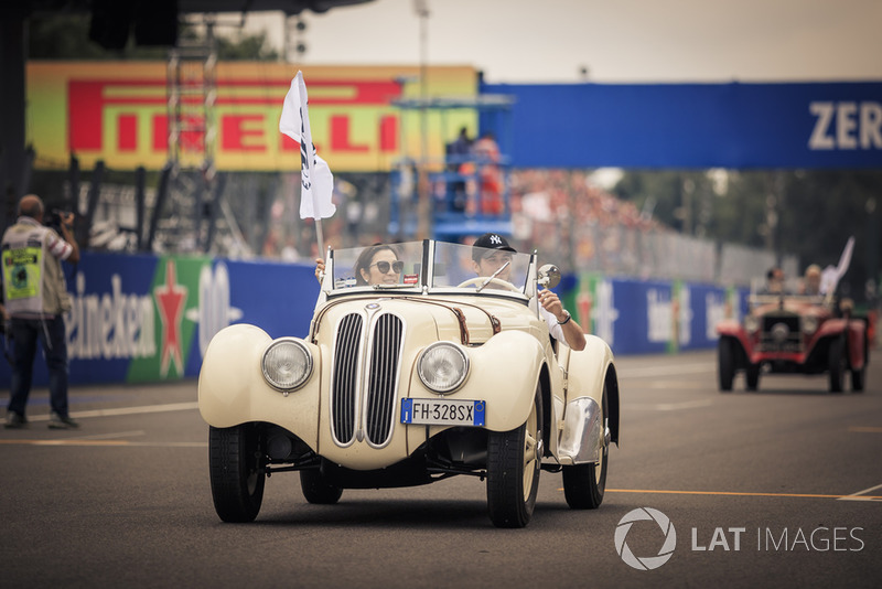 Coche histórico en desfile de conductores