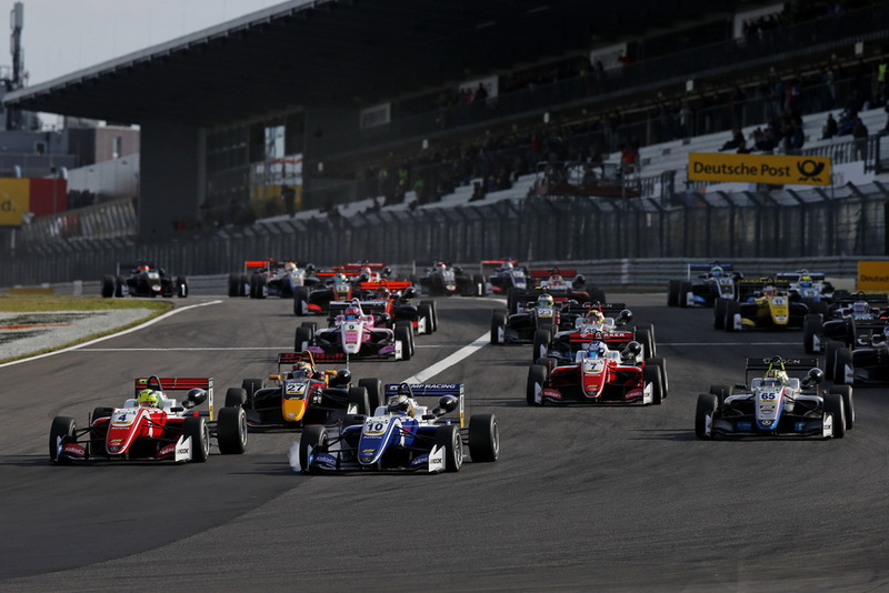 Start der Formel-3-EM auf dem Nürburgring 2018: Mick Schumacher, PREMA Theodore Racing Dallara F317 - Mercedes-Benz, Nikita Troitskiy, Carlin Dallara F317 - Volkswagen