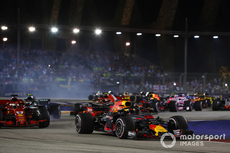 Max Verstappen, Red Bull Racing RB14, precede Sebastian Vettel, Ferrari SF71H, Valtteri Bottas, Mercedes AMG F1 W09 EQ Power+, e il resto del gruppo, alla partenza