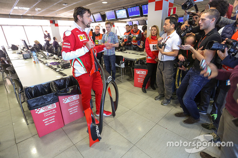Alberto Antonini, jefe de prensa de Ferrari habla sobre la cubierta de la cabina de Halo a los medios de comunicación