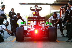 Fernando Alonso, McLaren MP4-31 practica una pit stop