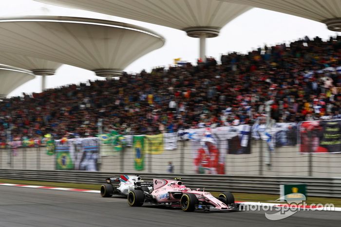 Esteban Ocon, Force India VJM10 y Felipe Massa, Williams FW40