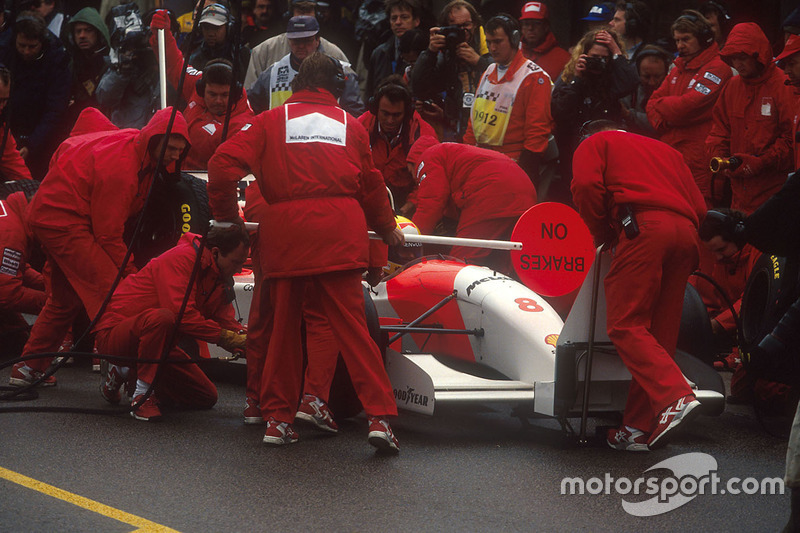 Bei wechselnden Bedingungen legt Senna 4 Boxenstopps ein und ...