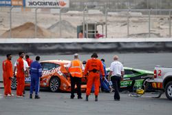 Crash #964 GRT Grasser Racing Team Lamborghini Huracan GT3: Rolf Ineichen, Christian Engelhart, Ezequiel Companc, Adrian Amstutz and #303 Red Camel-Jordans.nl Seat Leon Cup Racer: Daniel Wheeler, Kane Astin, Aram Martroussian, Christian Dijkhof