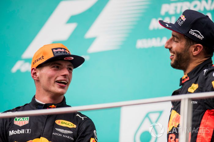 Max Verstappen, Red Bull Racing, ganador de la carrera, y el tercero clasificado, Daniel Ricciardo, Red Bull Racing, en el podio.