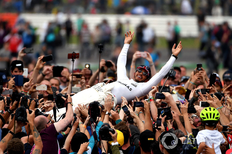 Ganador de la carrera Lewis Hamilton, Mercedes AMG F1 celebra con los fans