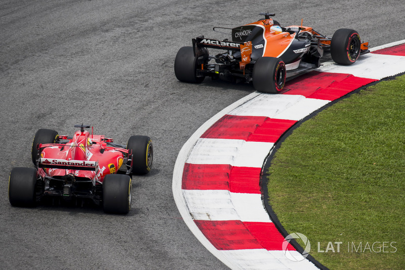 Fernando Alonso, McLaren MCL32, Sebastian Vettel, Ferrari SF70H