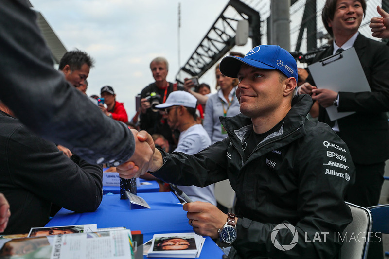 Valtteri Bottas, Mercedes AMG F1 signs autographs for the fans