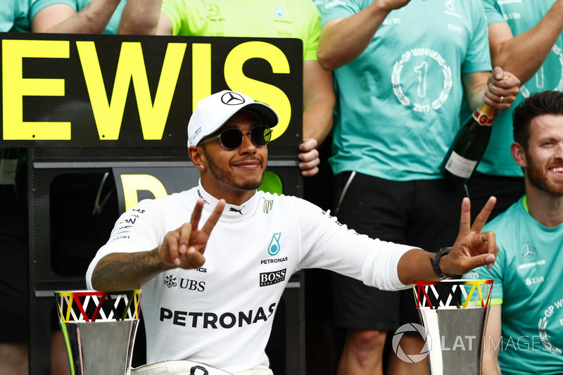 Race winner Lewis Hamilton, Mercedes AMG F1, celebrates, his team
