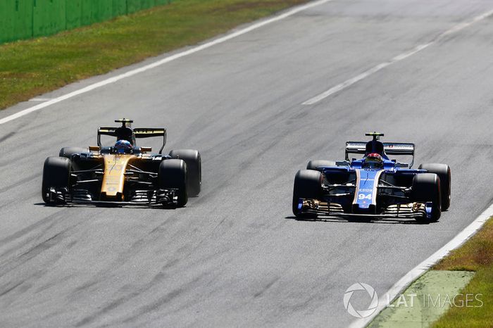 Jolyon Palmer, Renault Sport F1 Team RS17, battles, Pascal Wehrlein, Sauber C36-Ferrari