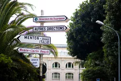 Des panneaux routiers