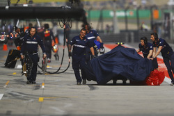 Персонал Sauber штовхають пошкоджений Sauber C36 Антоніо Джовінацці