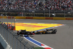 Столкновение: Ромен Грожан, Haas F1 VF-17, и Джолион Палмер, Renault Sport F1 RS17