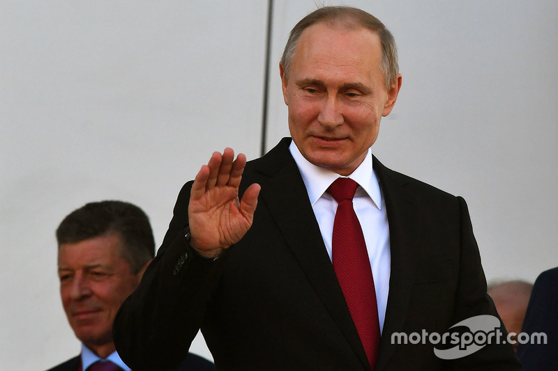 O presidente russo, Vladimir Putin, aparece no pódio do GP da Rússia