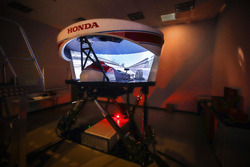 Fernando Alonso dans le simulateur Honda Performance Development