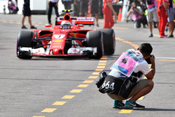 Kimi Raikkonen, Ferrari SF70-H, et un photographe