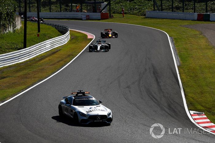 El coche de seguridad por delante de Lewis Hamilton, Mercedes AMG F1 W08, Max Verstappen, Red Bull Racing RB13