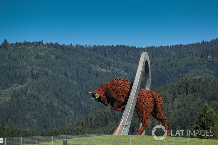Vista y  escultura de Toro