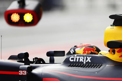 Max Verstappen, Red Bull Racing, attend dans la voie des stands
