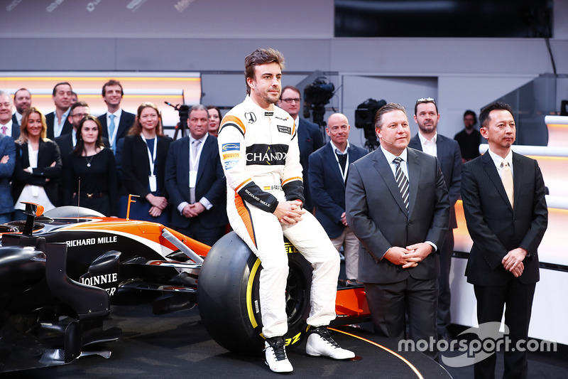 Fernando Alonso, McLaren, sentado en la rueda delantera del MCL32, junto a Zak Brown, Director Ejecu