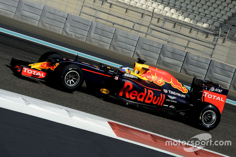 Daniel Ricciardo, Red Bull Racing testing the new 2017 Pirelli tyres