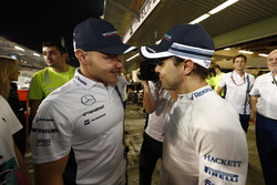 Valtteri Bottas, Williams, et l'équipe disent au revoir à Felipe Massa, Williams, après sa dernière course en Formule 1