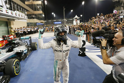 2. und neuer Weltmeister Nico Rosberg, Mercedes AMG Petronas F1 feiert im Parc Ferme