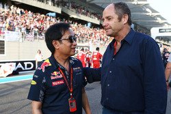 Чалерм Йоовідхіа, співвласник Red Bull Racing та Герхард Бергер на стартовій решітці
