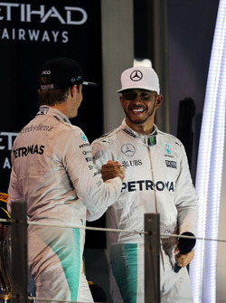 Чемпіон світу Ніко Росберг, Mercedes AMG F1 потискає руку своєму товаришу по команді і переможцю гон